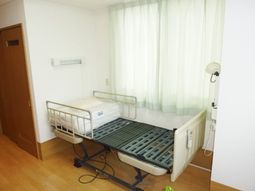 シンプルな居室の一角