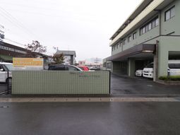施設外観と看板