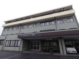 清潔感のある建物エントランス