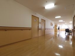 明るく広々とした廊下