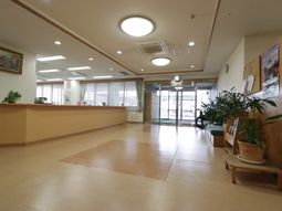 受付のある明るいロビー