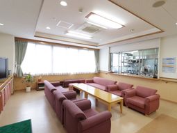 明るく広々としたラウンジ