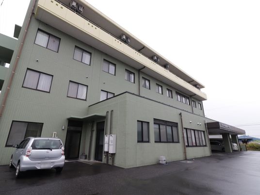  多階層の建物外観  