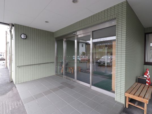  緑色タイルのエントランス  