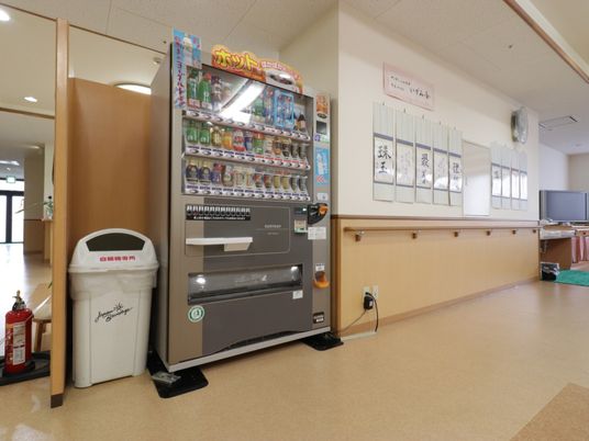 休憩スペースの自動販売機 