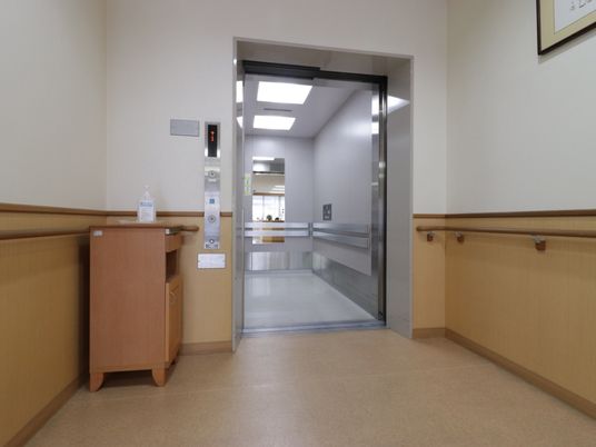 廊下に設置された開いているエレベーター 