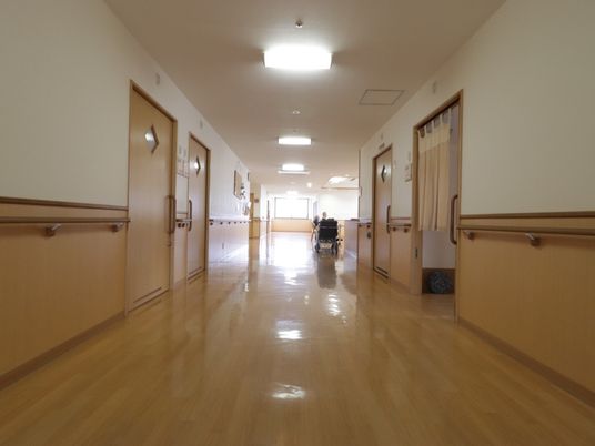 広々とした明るい廊下 