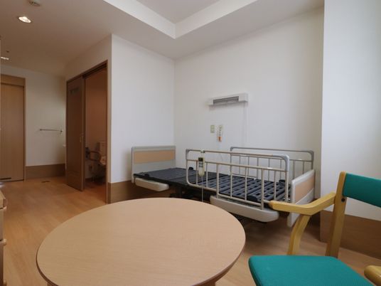  個室のベッドとテーブル  