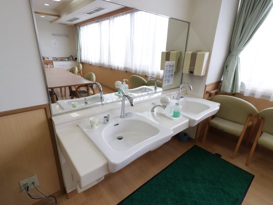 洗面台のある食堂 