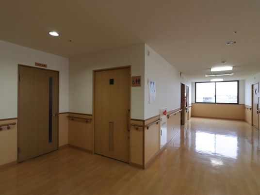  広くて明るい廊下  