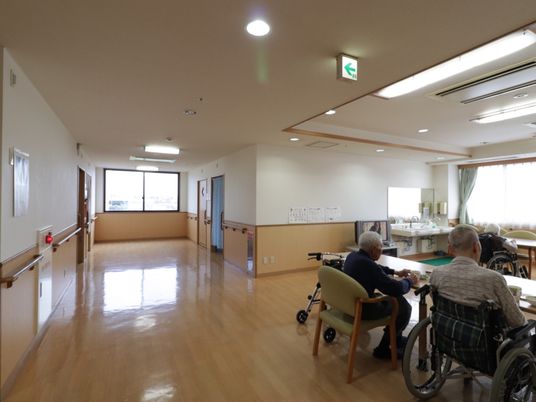 明るい廊下と多目的室 