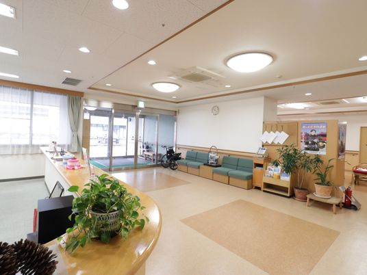 明るい共有リビングスペース 