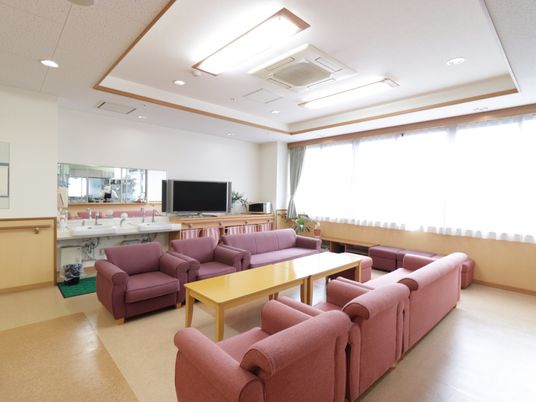  明るく広々した休憩室  