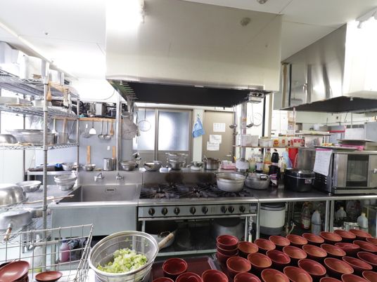  調理中の厨房風景  