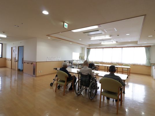  共有スペースの車椅子利用者  