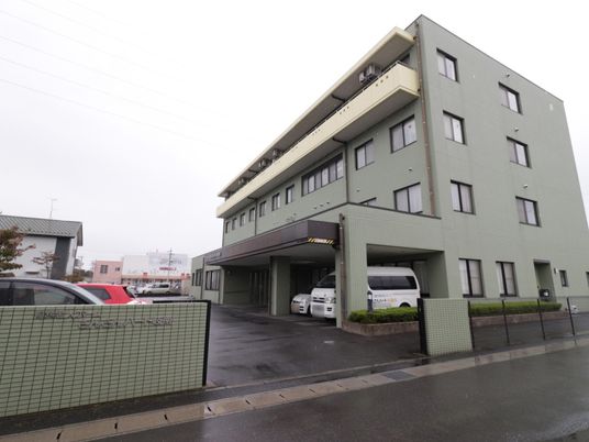 緑色の建物の外観 