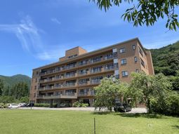 広々とした建物の外観