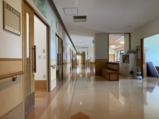 両側に部屋が並ぶ廊下