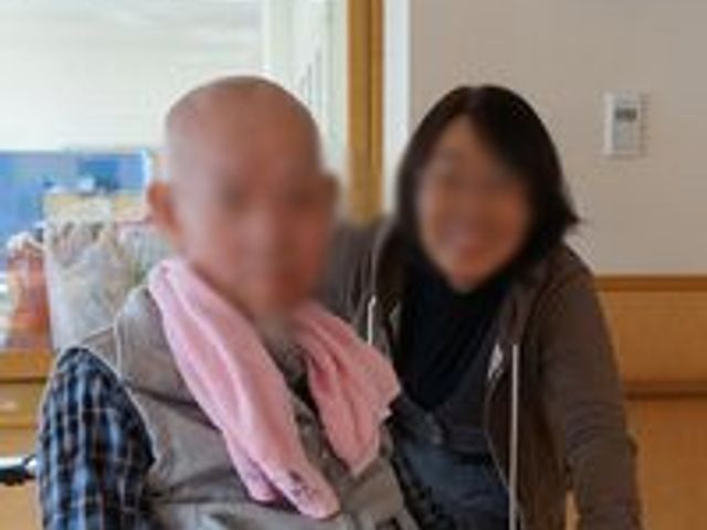 フレンドリーなスタッフと居室 居室 スタッフが利用者に親身なサポートを行う温かな空間です。友好的な雰囲気が特徴です。