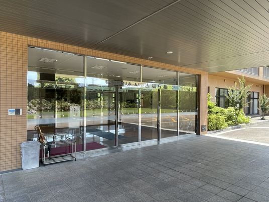 光が差し込むエントランス