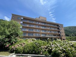 花に囲まれた建物外観