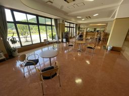 自然光差し込む広間