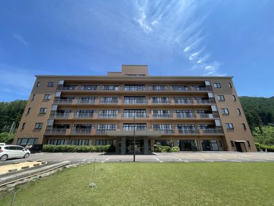 広々とした庭の建物
