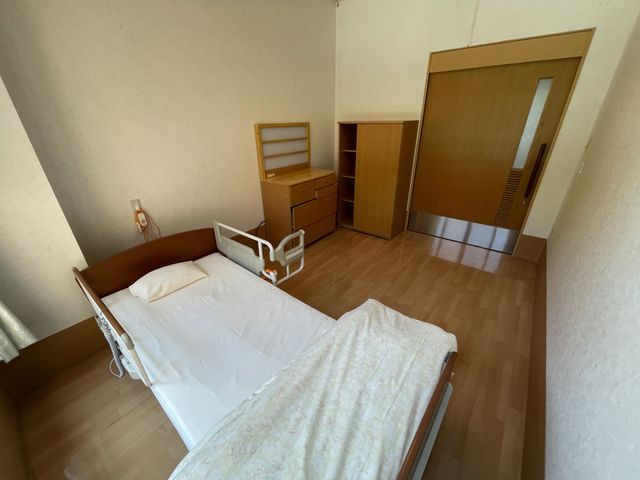 個室の居室 居室 広々とした個室で、快適に過ごせる空間になっています。収納も充実しており、安心です。