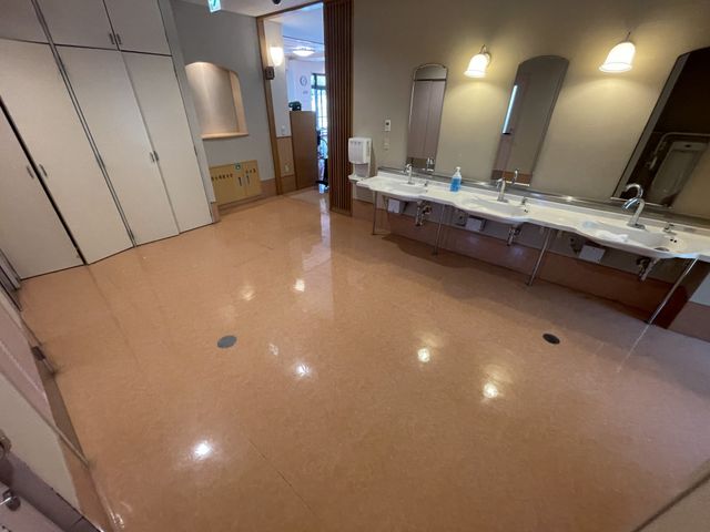 洗面台のある部屋 洗面台 広々とした洗面スペースで、複数人が同時に使える設計です。清潔感があり、快適に利用いただけます。