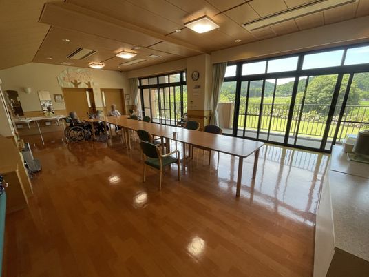 自然光あふれるラウンジ