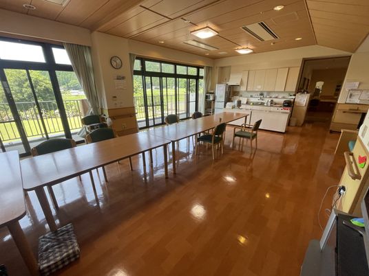 自然光が入るダイニングルーム