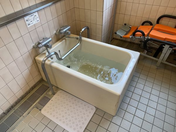 手すり付き浴槽