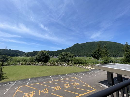 緑に囲まれた駐車場