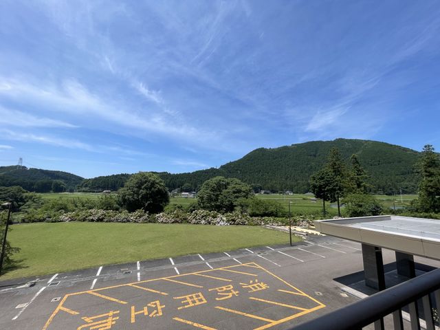 緑に囲まれた駐車場