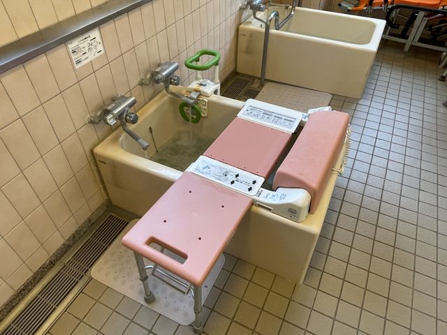 使いやすい浴室設備 浴室 お手入れしやすいデザインと安全性を考慮した浴室です。快適なケアサポートが可能です。