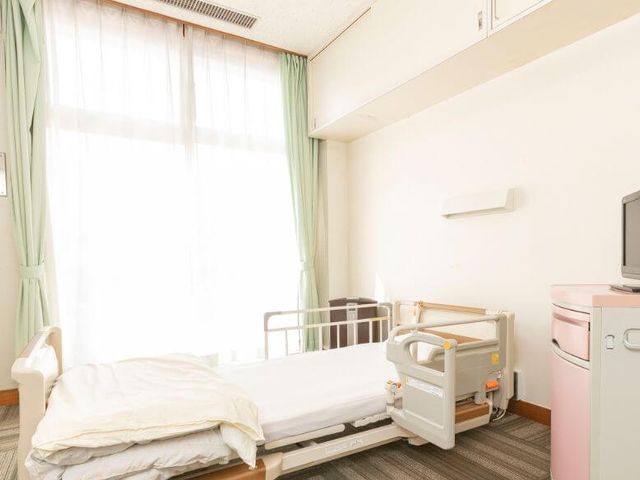 ベッドとテレビの居室 居室 自然光が差し込む居室は、ベッドやテレビを備え快適に過ごせます。