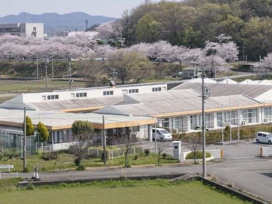 春の施設外観  