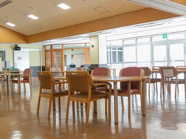 明るい広々とした食堂 食堂 自然光が降り注ぐ広々としたスペース。快適な時間が過ごせる工夫があります。
