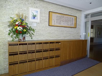絵と花が飾られた玄関