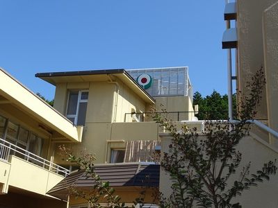 明るい黄色の建物外観