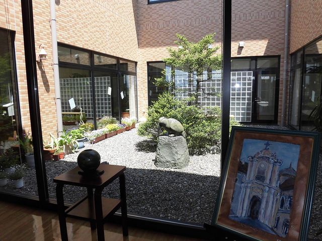 緑が映える中庭 中庭 自然光がたっぷり入る中庭で、植物が育ちやすい環境です。リラックスできる空間作りに役立っています。