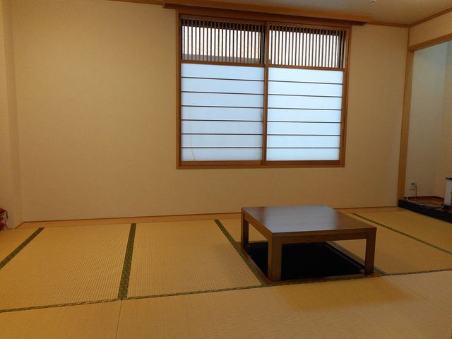 畳が広がる和室 和室 和の心地よい雰囲気で、畳が広がる落ち着いた空間です。休憩やリラクゼーションに最適な和室です。