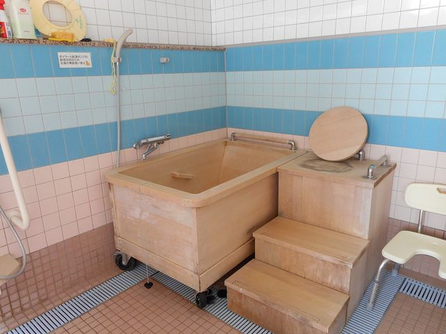 温かみのある浴室 浴室 温かみのある木製のバスタブが設置されています。リラックスしやすい空間です。