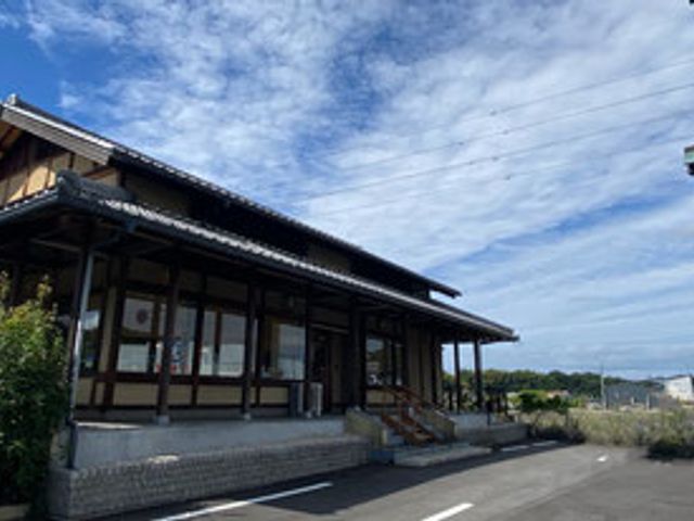 和風の建物外観 外観 木造の温かみを感じる和風の建物です。広い駐車スペースも完備されています。