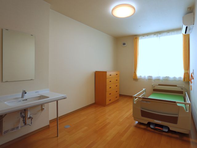 静かで落ち着いた居室 居室 日差しが差し込む居室は、心地よい空間となっています。シンプルで機能的な設備が整っています。