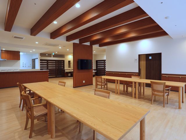 広々としたダイニングルーム ダイニングルーム 自然光が降り注ぎ、ゆったりとした空間で食事を楽しめます。家具の配置も快適さを重視しています。