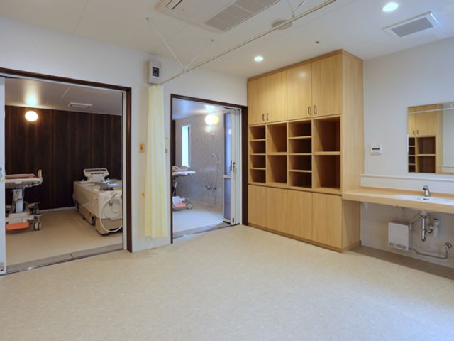 広々とした浴室 浴室 広々とした空間で、各種設備が整っています。明るく清潔で、快適なケアが可能です。