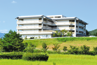 自然に囲まれた建物外観