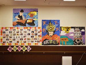 掲示物と作品の飾り壁