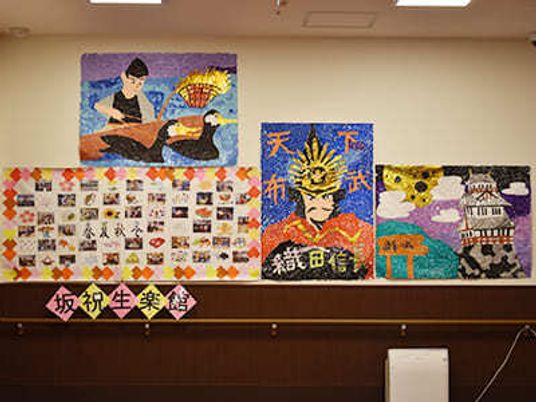 掲示物と作品の飾り壁